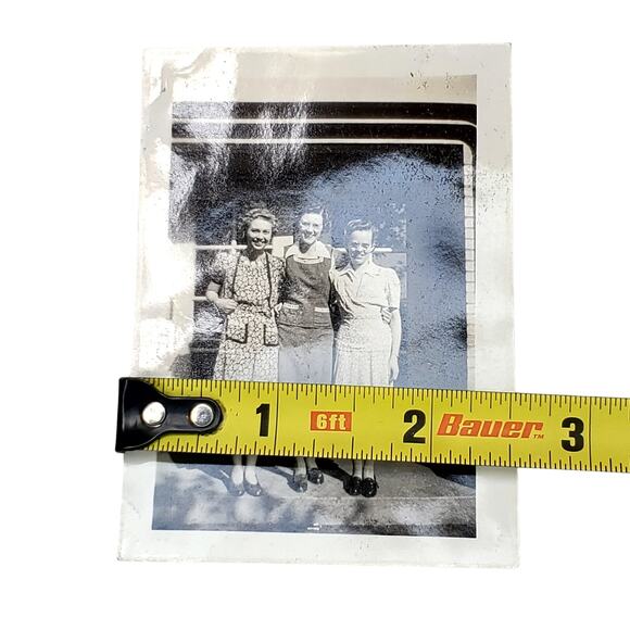 Vtg Women Posing in Front of Store Original Monochrome Photography Found - Picture 3 of 4